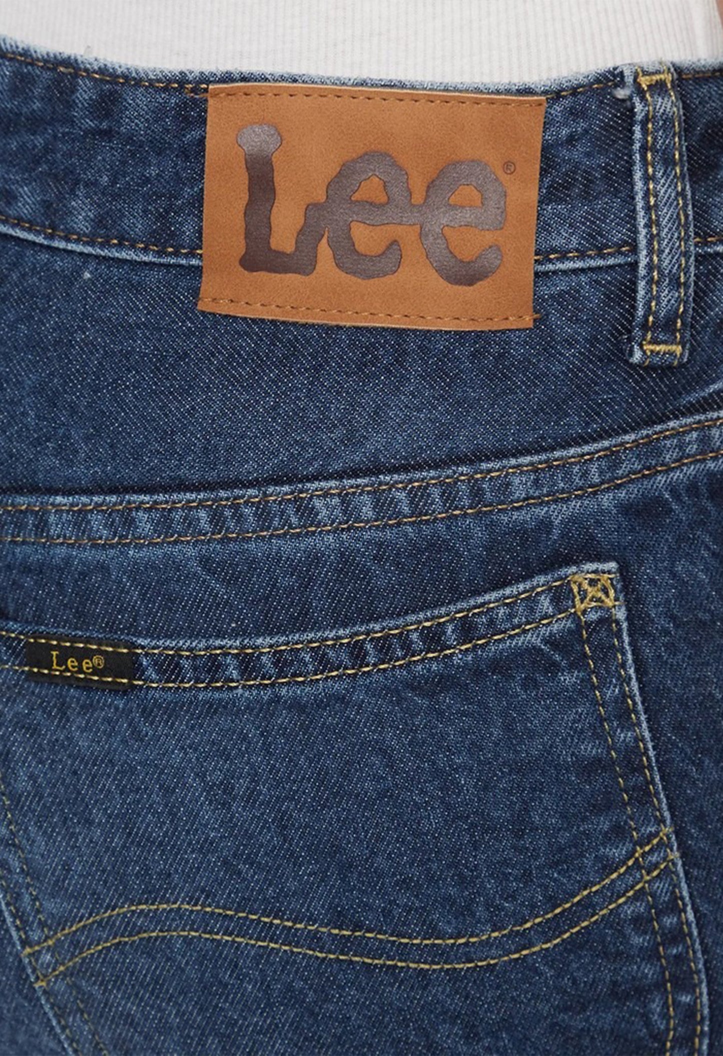 Close-up detail of the Lee logo patch and pocket stitching on the 112346312 dark blue jeans.