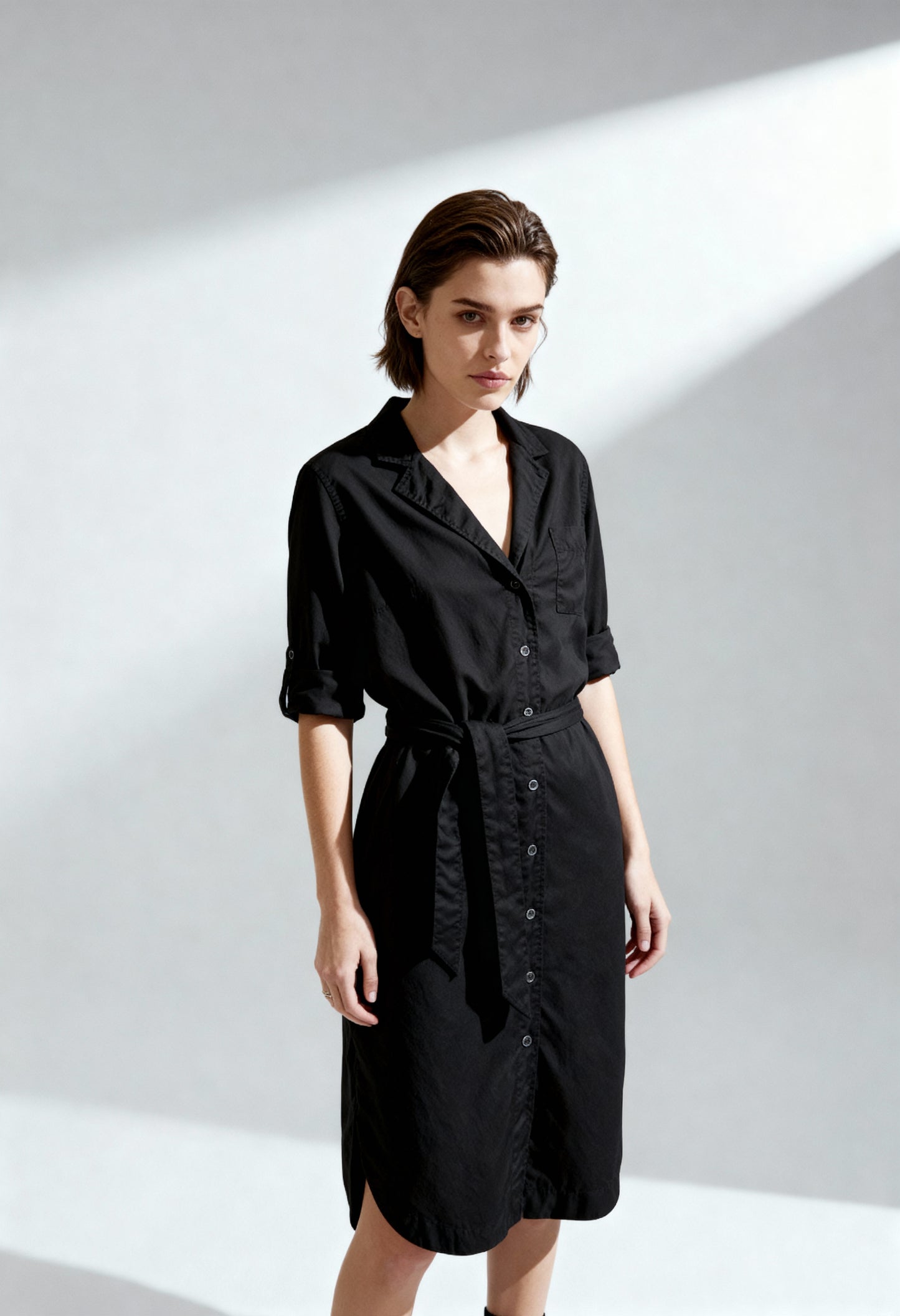 Side view of the black Pepe Jeans EDAN_PL952813 dress showing the belt and silhouette.