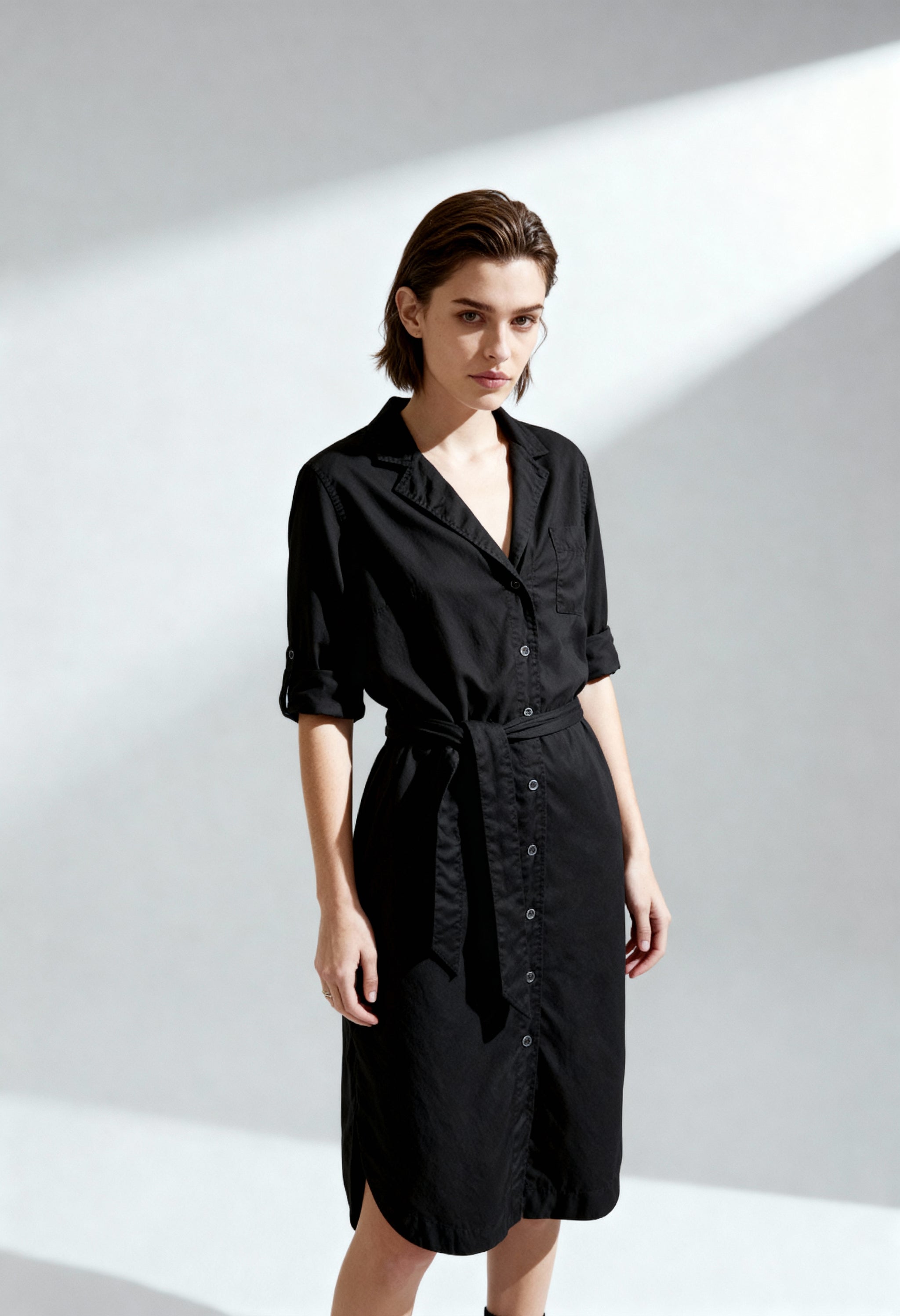 Side view of the black Pepe Jeans EDAN_PL952813 dress showing the belt and silhouette.